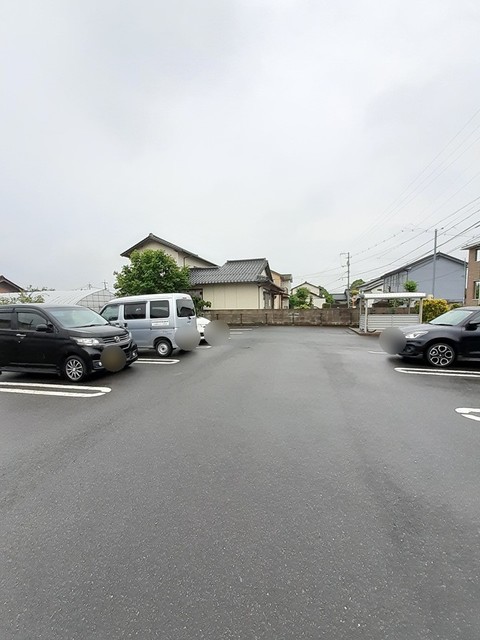 【出雲市塩冶町のアパートの駐車場】