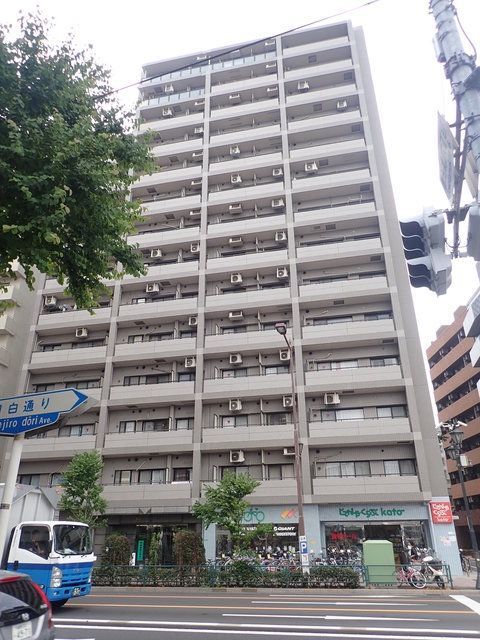 【練馬区練馬のマンションの建物外観】