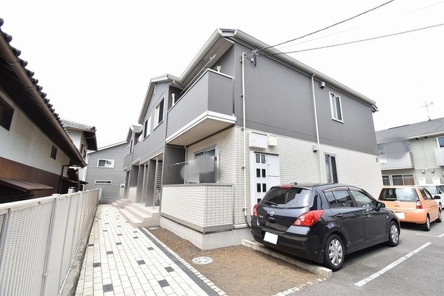 【高松市牟礼町牟礼のアパートの建物外観】