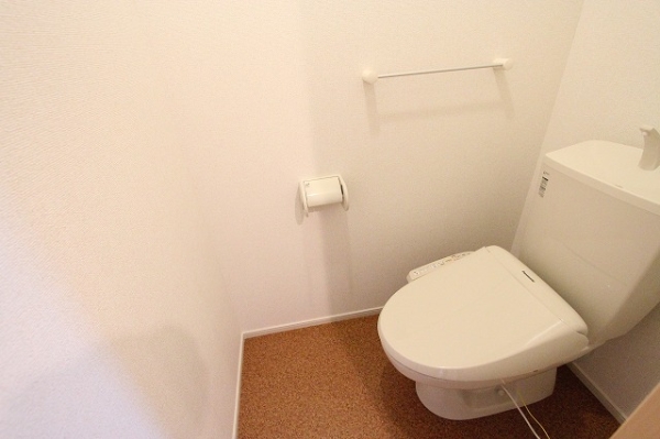 トイレ　温水シャワー付きトイレです