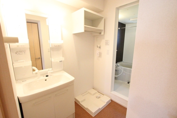 洗面設備　独立洗面台で朝の準備も快適です♪