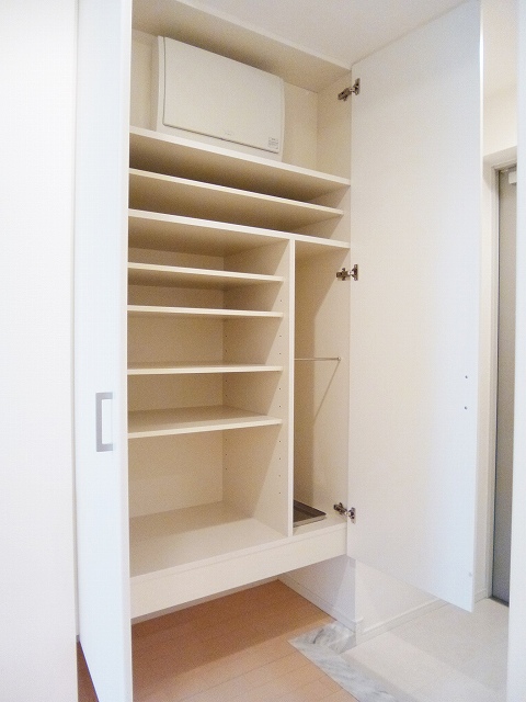 玄関　オーキッドレジデンス蔵前IIの収納豊富なトールタイプのシューズ