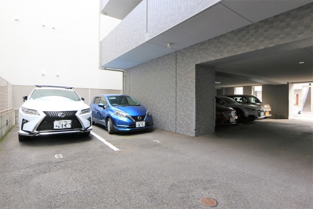 【松山市中一万町のマンションの駐車場】