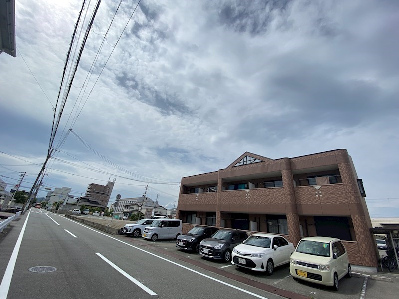 姫路市飾磨区上野田のアパートの建物外観