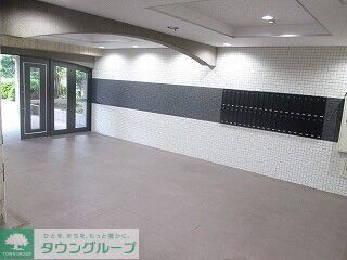 【川口市東領家のマンションのロビー】