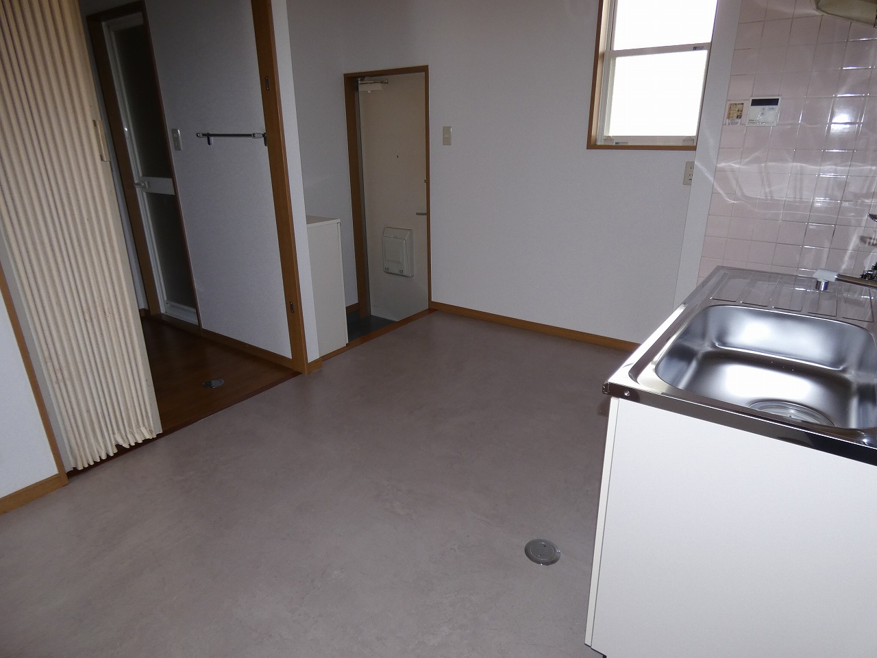 その他部屋・スペース　キッチンから玄関方面です