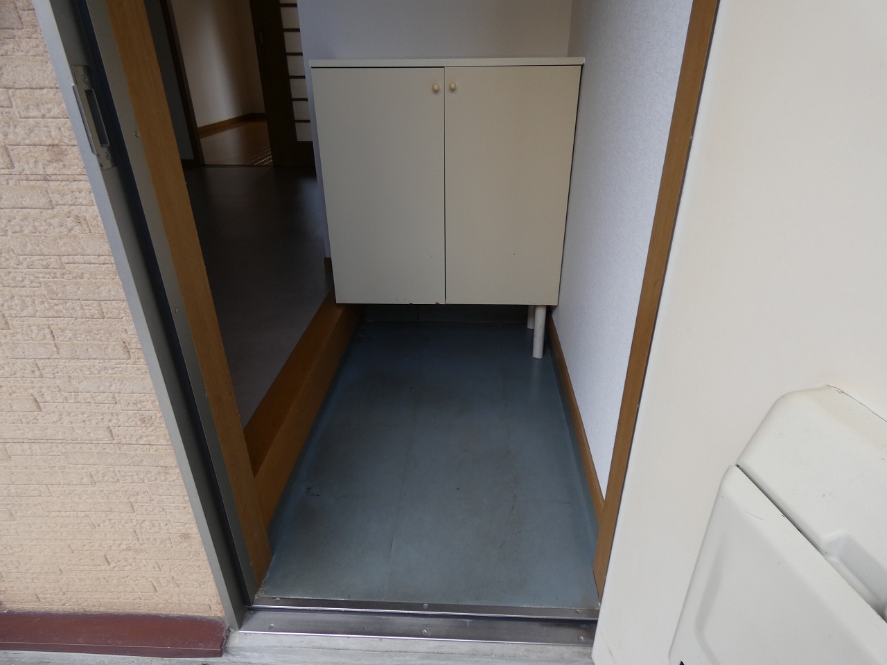 玄関　玄関には下駄箱があります
