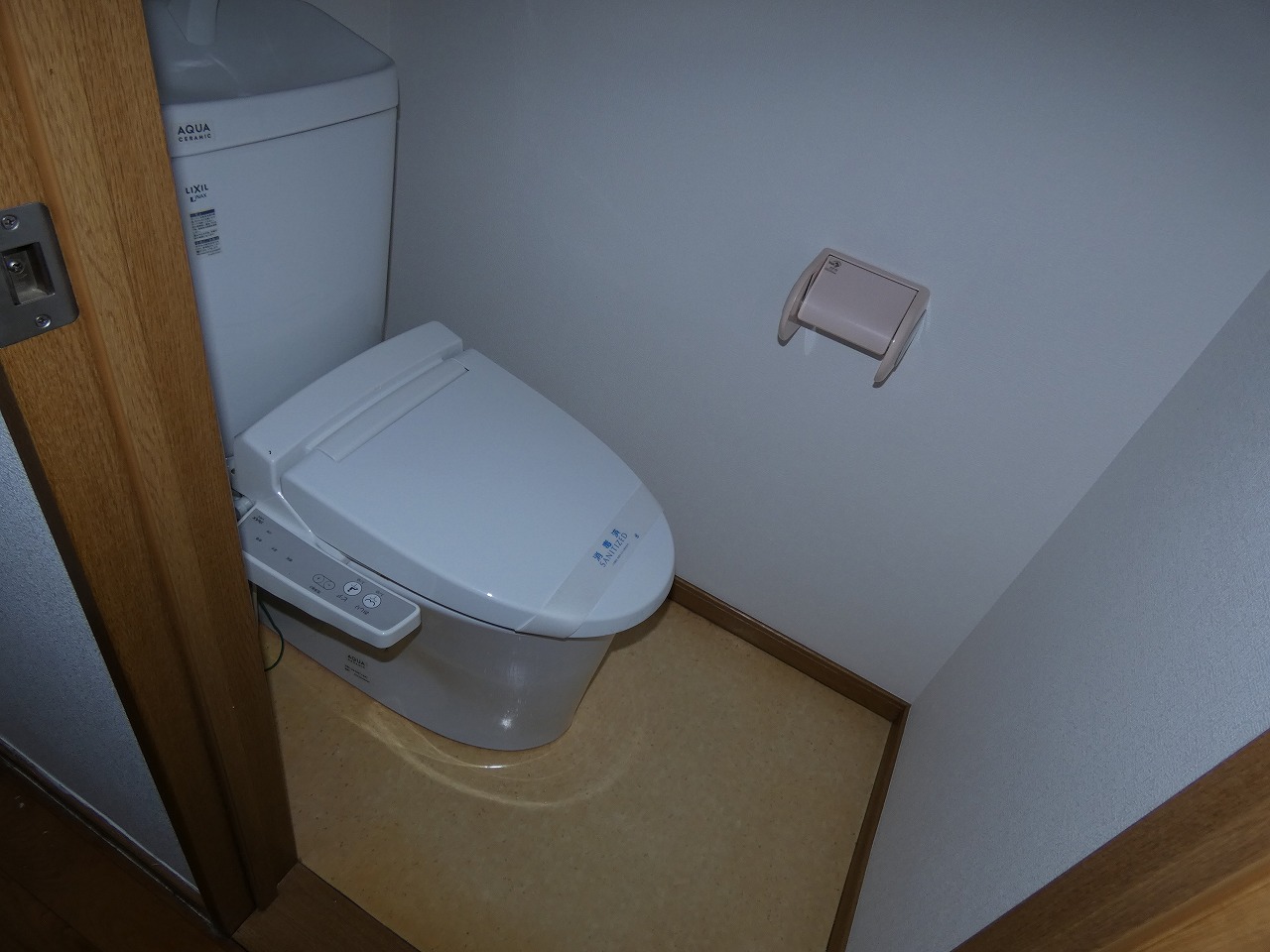 トイレ　温水洗浄便座付きです