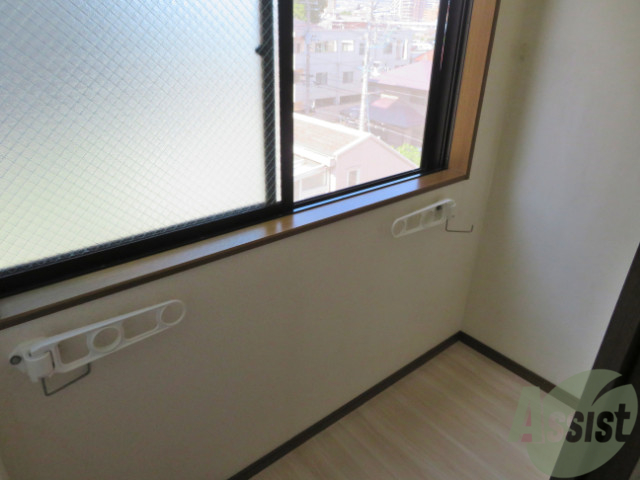 バルコニー　こちらはサンルームになっております。洗濯干しはこちらで。