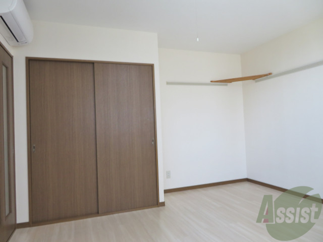 居室・リビング　８．４帖の洋室です。広々として、きれいですね。