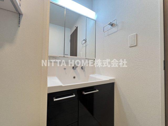 洗面設備　大きな鏡の独立洗髪洗面台です◇