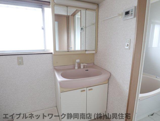 洗面設備　スペースが確保できる洗面所です