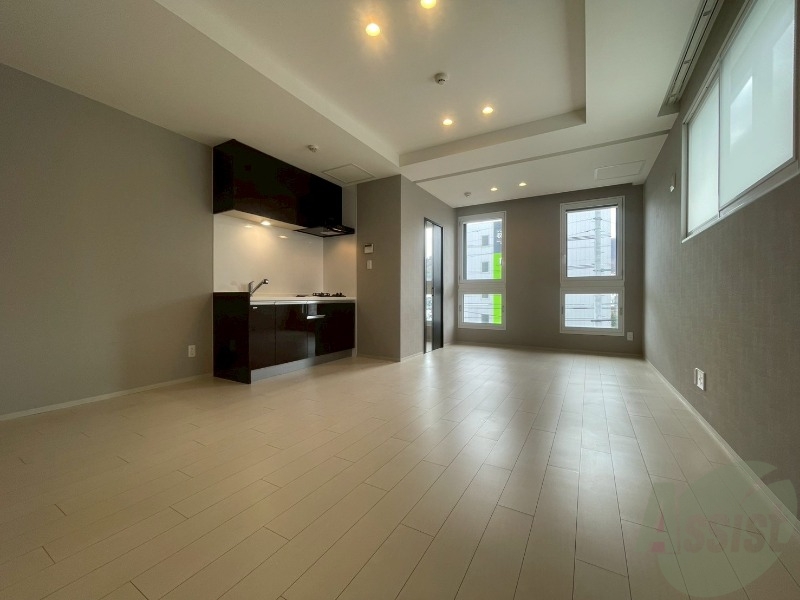 居室・リビング　フローリングや壁の色がお洒落な印象のリビングです。