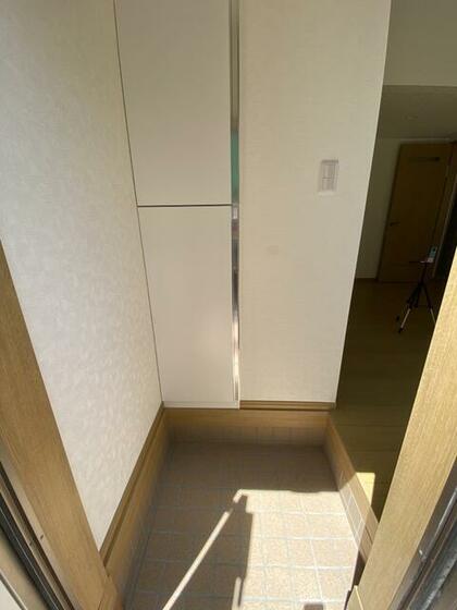 玄関　写真は１０１号室です。