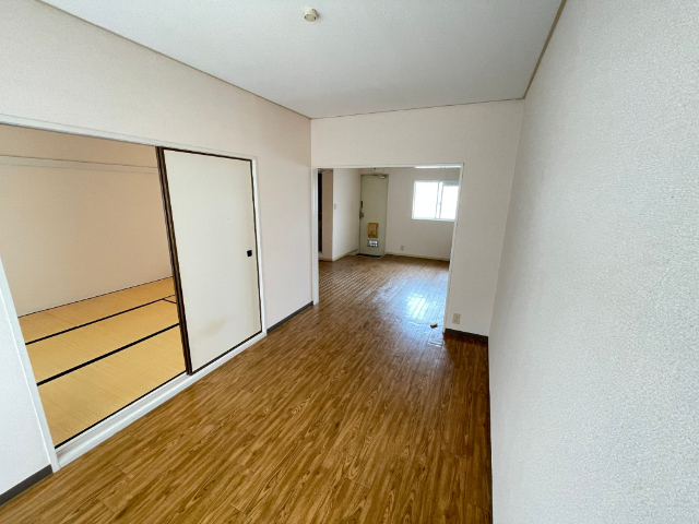 居室・リビング　キッチン側にも窓があるので風通しも良い