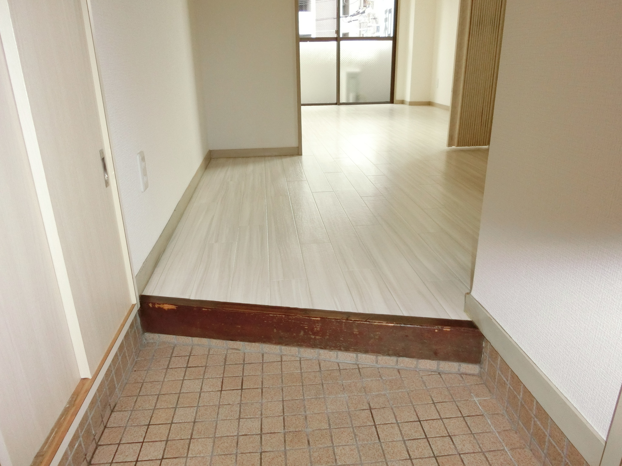 玄関　現況を優先させて頂きます。