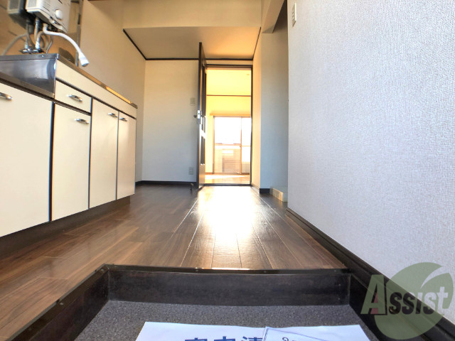 玄関　玄関からの様子です。キッチンも幅があり作業がしやすそうです。