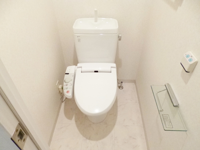 トイレ　温水洗浄便座付きのトイレです☆