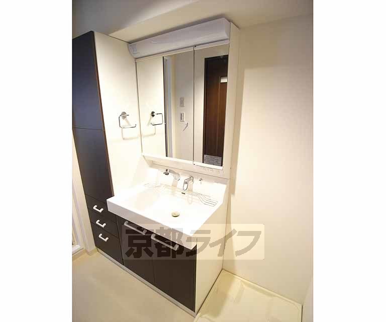 洗面設備　綺麗な洗面台です。