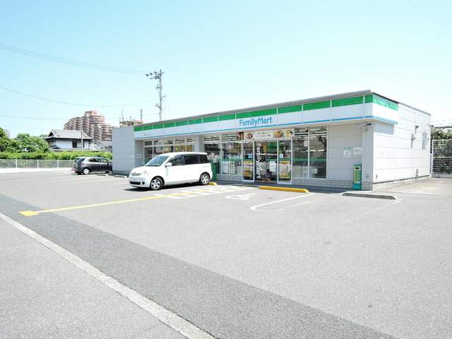 コンビニ　ファミリーマート比島町三丁目店（コンビニ）まで792m