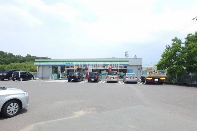 コンビニ　ファミリーマート津岩田店（コンビニ）まで302m