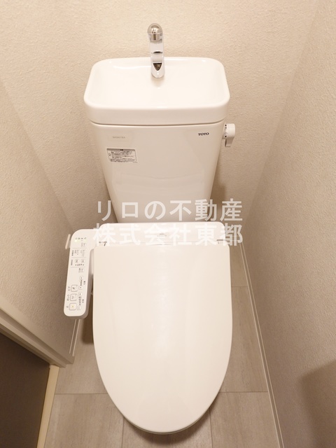 トイレ　白基調で清潔感のあるトイレです♪