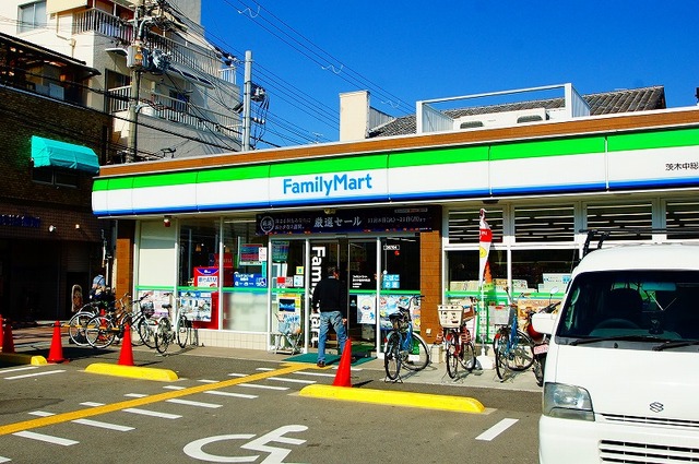 コンビニ　ファミリーマート茨木中総持寺町店（コンビニ）まで242m