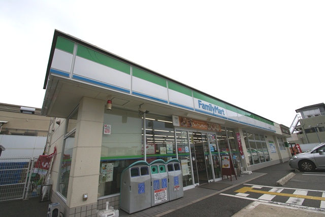 コンビニ　ファミリーマート（コンビニ）まで935m