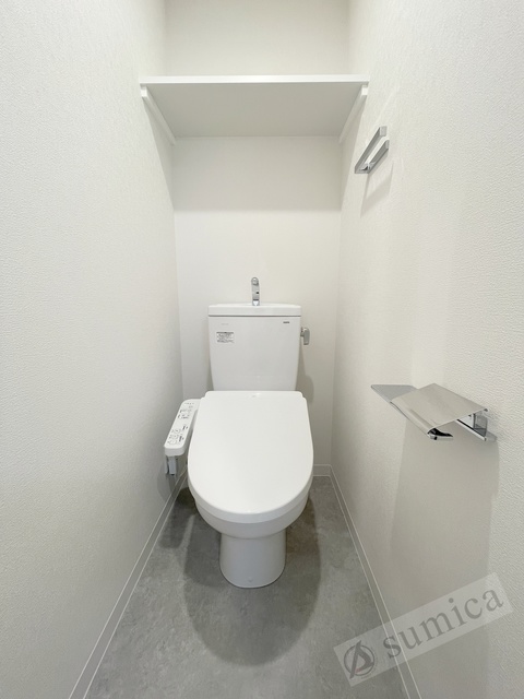 トイレ　人気アイテムの温水洗浄便座。清潔感のあるトイレです。