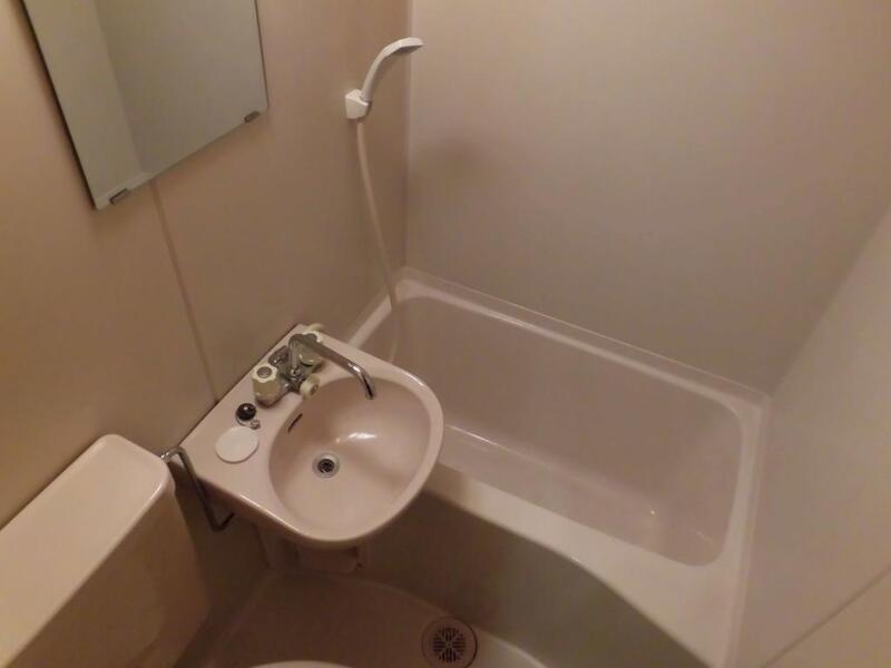 バス・シャワールーム　まっしろで清潔感あるお風呂