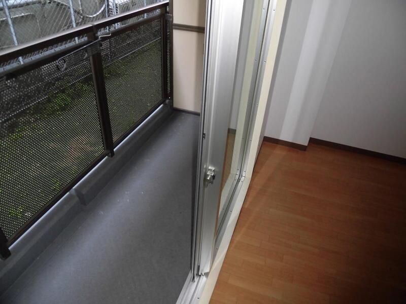 バルコニー　目の前建物ありますが日は差し込み明るいです