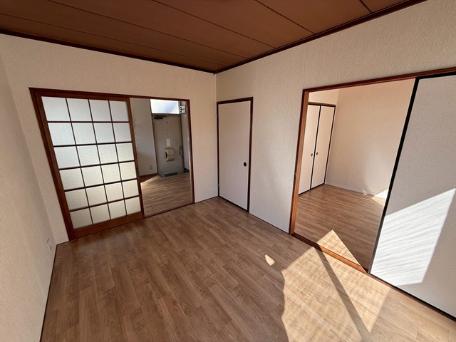 その他部屋・スペース　南向き洋室5帖☆窓側からの眺めです！収納スペースがあります♪