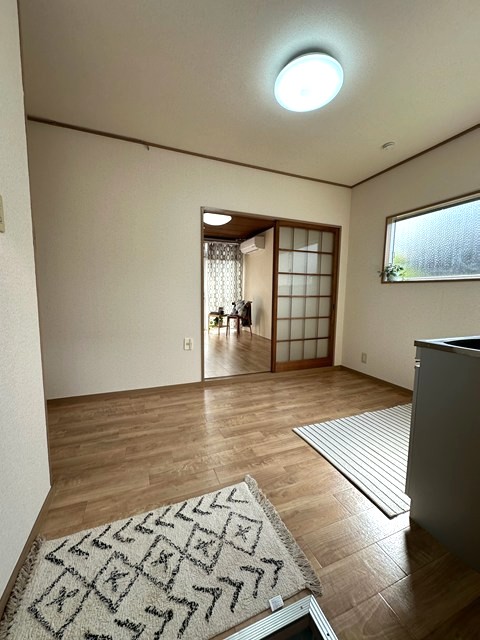 玄関　玄関から室内への景観です！ダイニングキッチンの奥に洋室5帖の