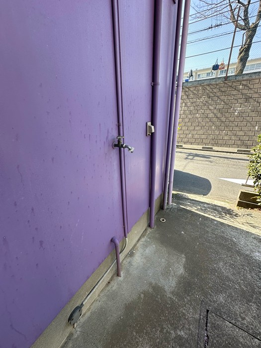 眺望　共用廊下内、玄関横に洗濯機置き場があります！専用のカバーも売