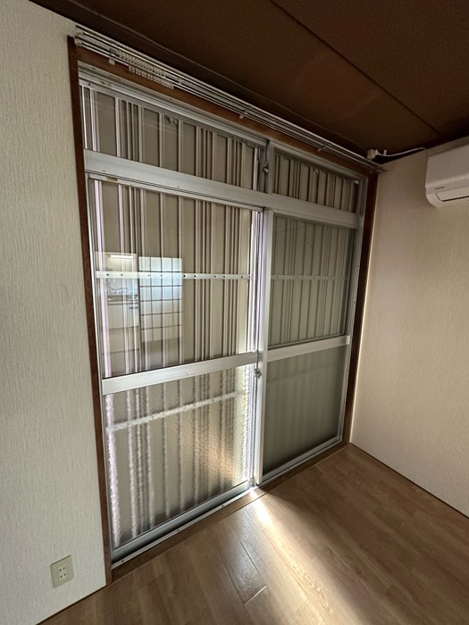 セキュリティ　雨戸付きなので夜やお出かけ時も安心です！雨戸は冬場の寒さ対策