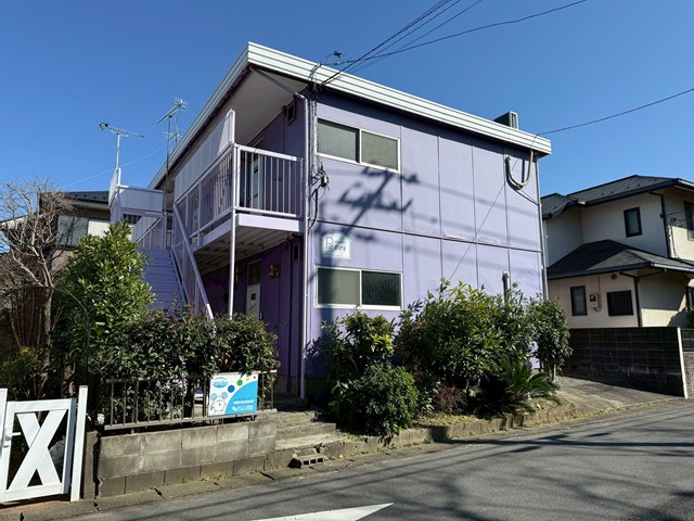 建物外観　最寄りバス停まで徒歩2分♪雨の日の通勤やお出かけもバス利用で