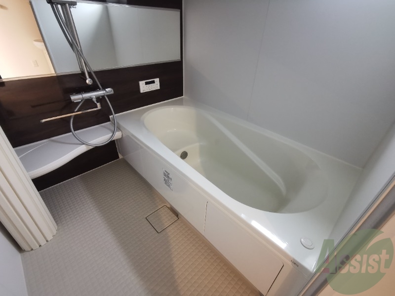 バス・シャワールーム　浴槽付きのお風呂です。ここで一日の疲れを癒しましょう。