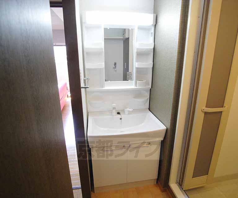 洗面設備　シャンプードレッサー付き。大きな洗面台になっております。