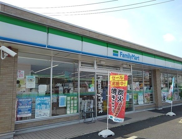 コンビニ　ファミリーマート（コンビニ）まで700m