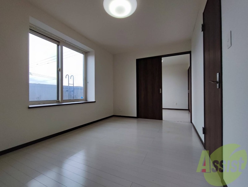 居室・リビング　フローリングや壁の色がお洒落な印象のリビングです。