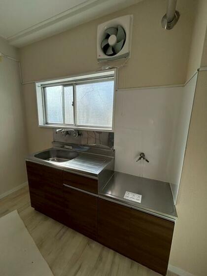 キッチン　キッチンにも窓あります