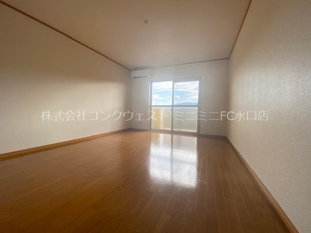 居室・リビング　廊下兼キッチン