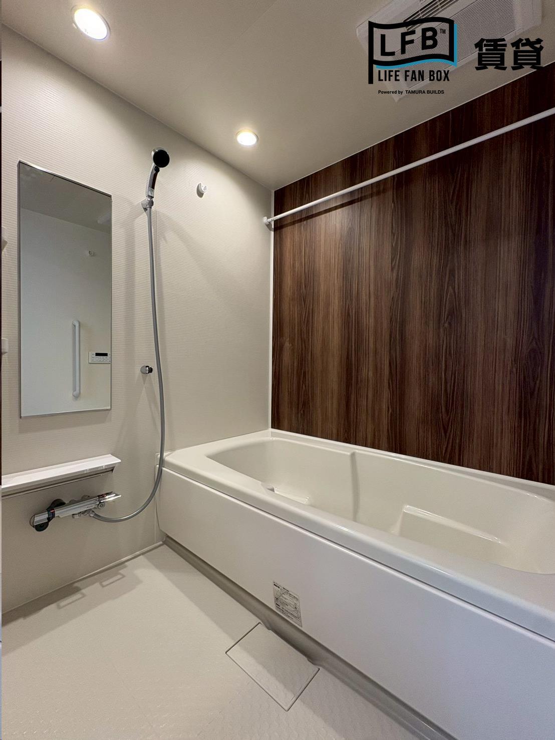 バス・シャワールーム　※反転間取り101号室の室内写真です。壁紙や床の色など仕様が