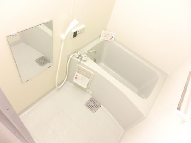 バス・シャワールーム　清潔感のあるバスルームです。