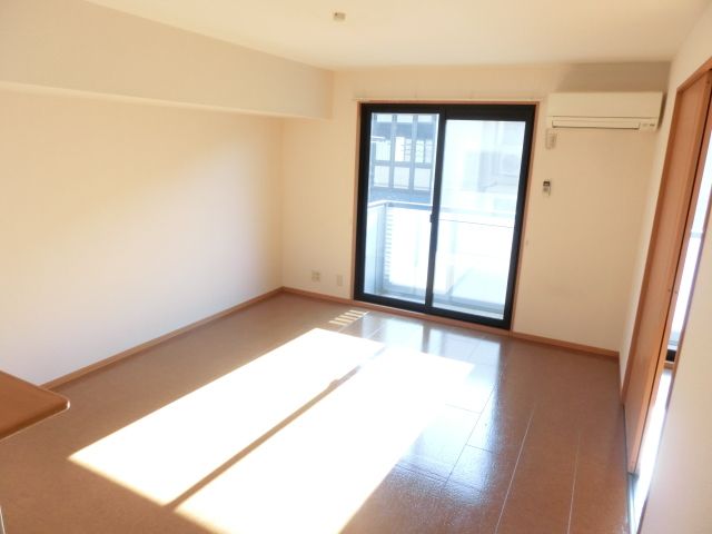 居室・リビング　日当たり良好です。