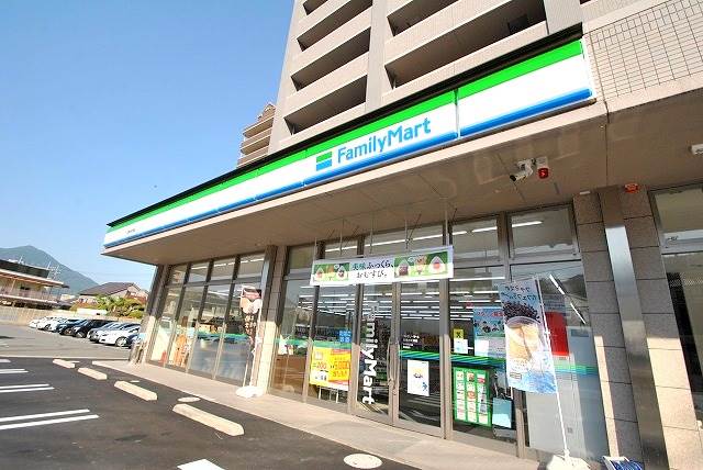 コンビニ　ファミリーマート　広島大町東店（コンビニ）まで200m