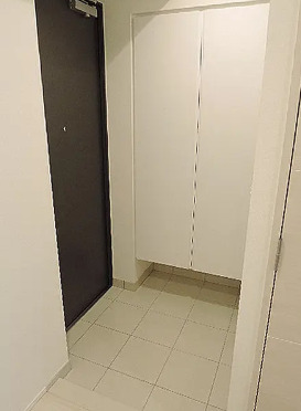 玄関　別部屋の写真を使用しております。