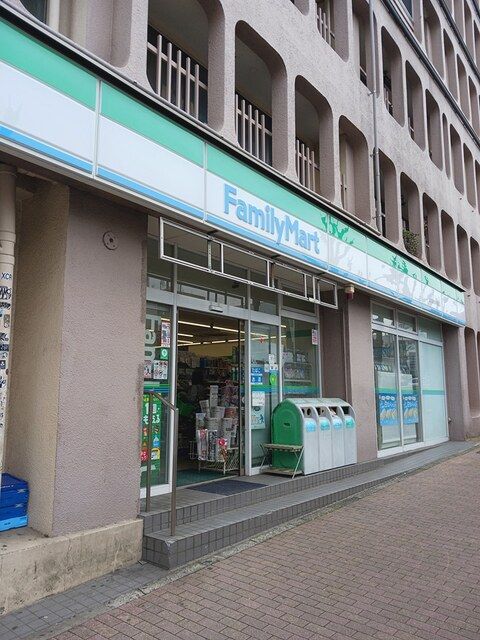 コンビニ　ファミリーマート（コンビニ）まで208m