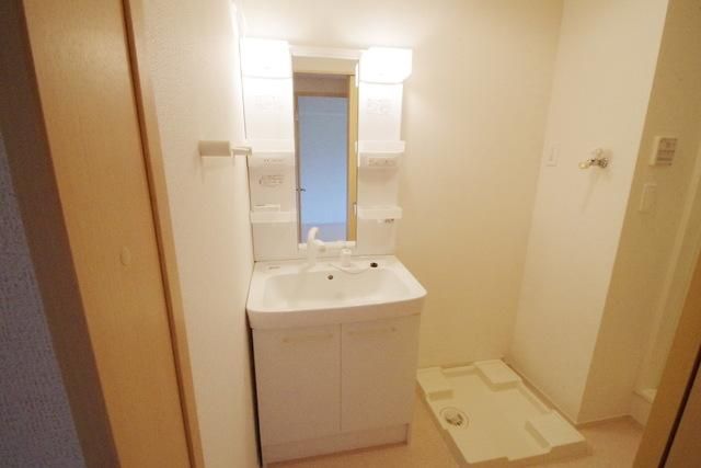 洗面設備　★朝の支度に便利な独立洗面台付★