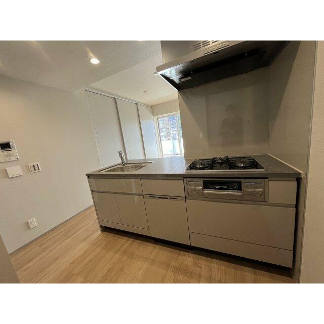 キッチン　システムキッチン（3口ガスコンロ・グリル付）